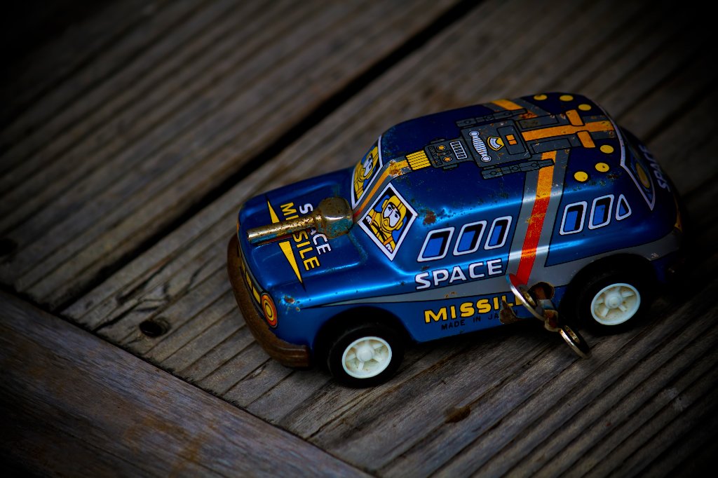 ブリキの車の画像